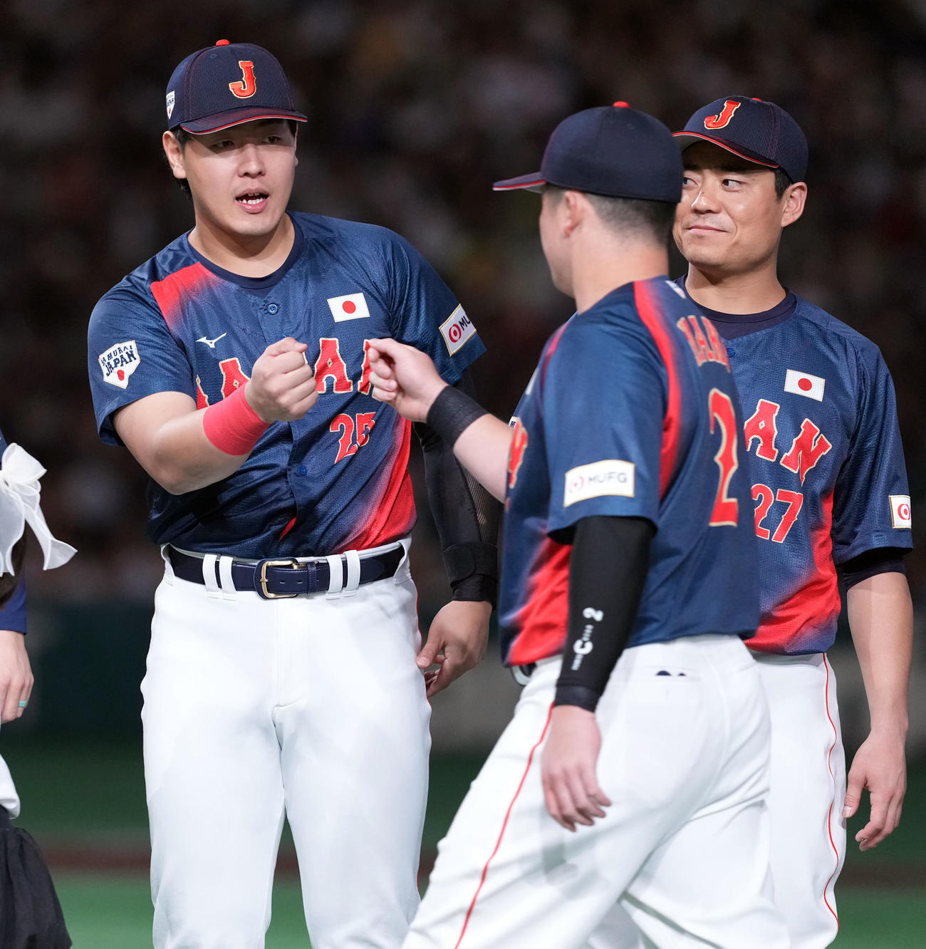 韓国対日本　選手入場で牧（右）とハイタッチをする岡本（撮影・たえ見朱実）
