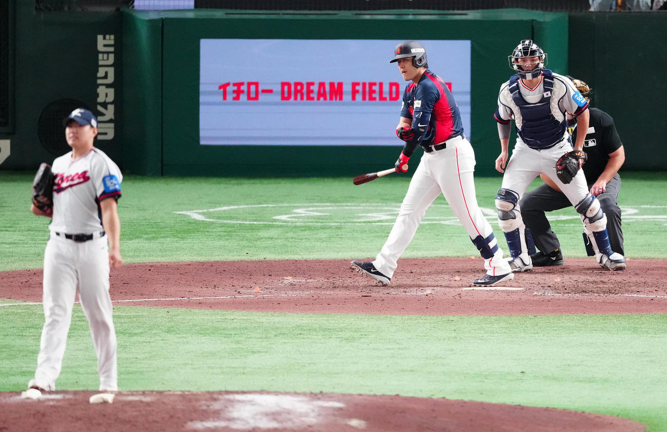韓国対日本　8回表日本1死、四球を選ぶ岡本。投手■（■はナベブタに裴のナベブタを取る）〓（王ヘンに漢字でサン然と輝くのサンのツクリ）昇（撮影・鈴木みどり）