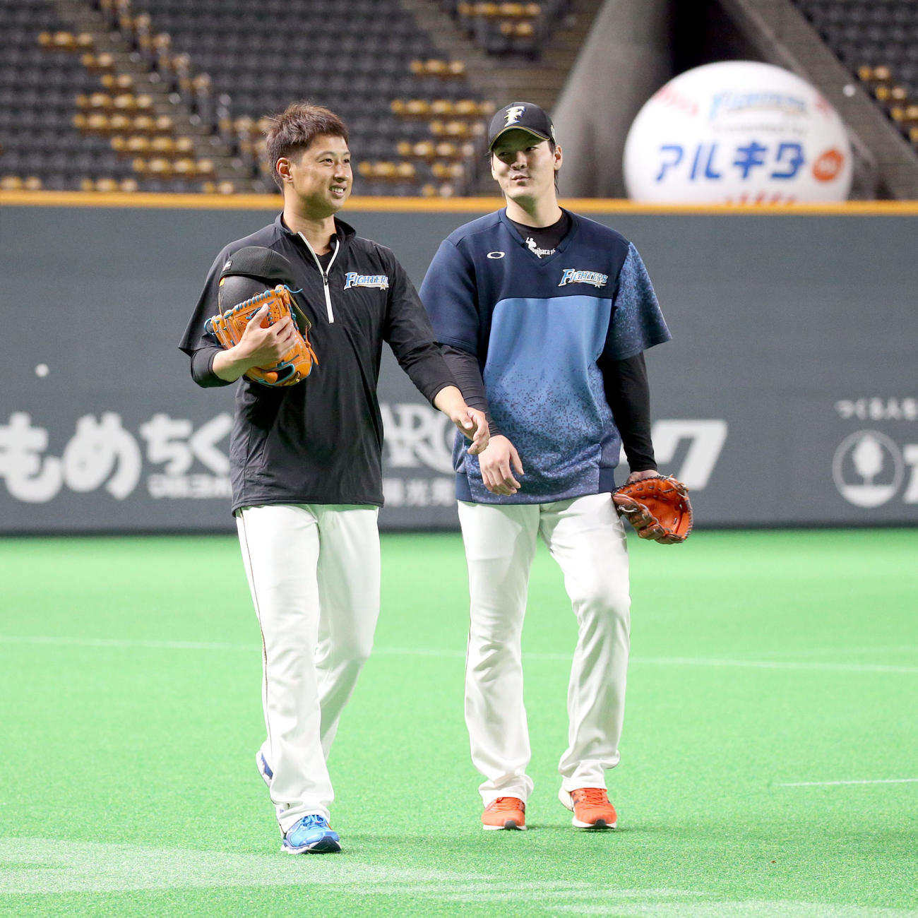 2019年7月、練習を終え日本ハム有原（右）と会話をしながら引き揚げる村田透
