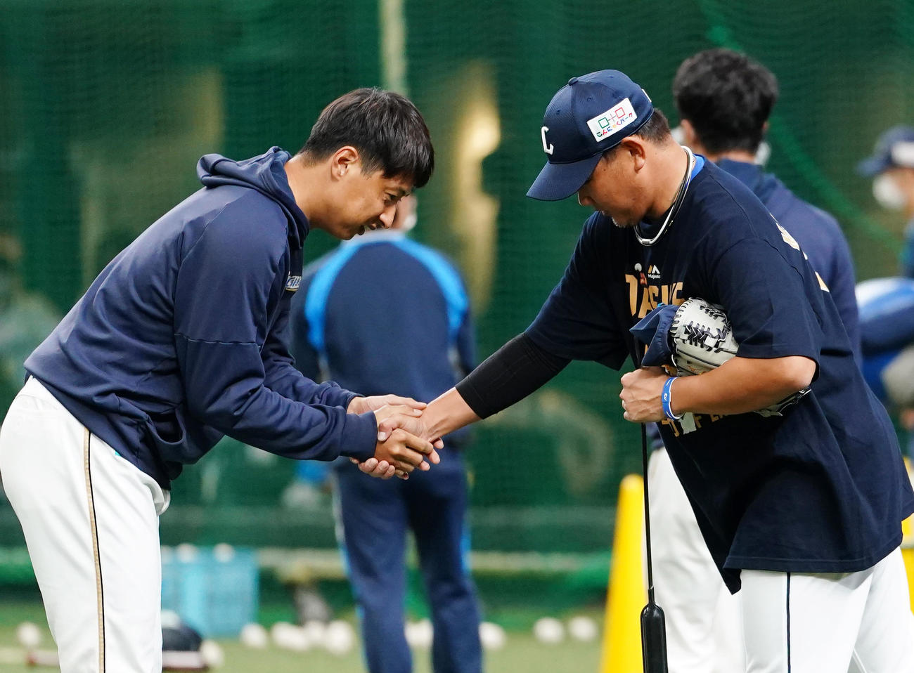 2021年10月19日、試合前、西武松坂とあいさつする日本ハム村田透