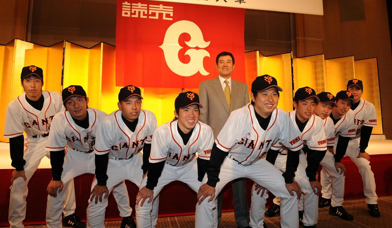 巨人入団会見　村田透を先頭に整列する新入団選手たち。左から西村優希、籾山幸徳、加治前竜一、古川祐樹、1人おいて藤村大介、中井大介、竹嶋祐貴、谷内田敦士。後方は原辰徳監督（2007年12月6日撮影）