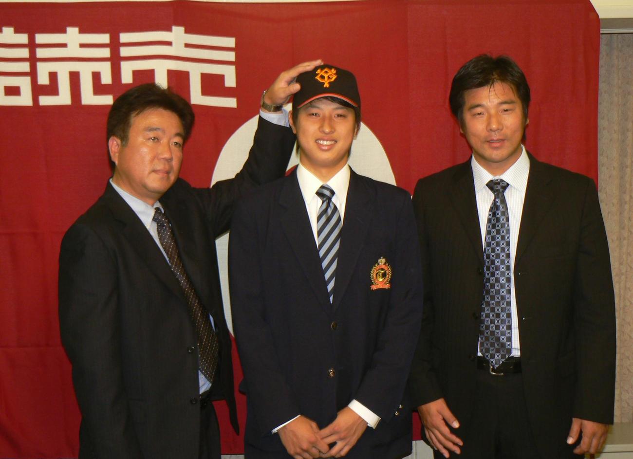 2007年11月26日、巨人と仮契約して笑顔で写真撮影に臨む村田透（写真中央）