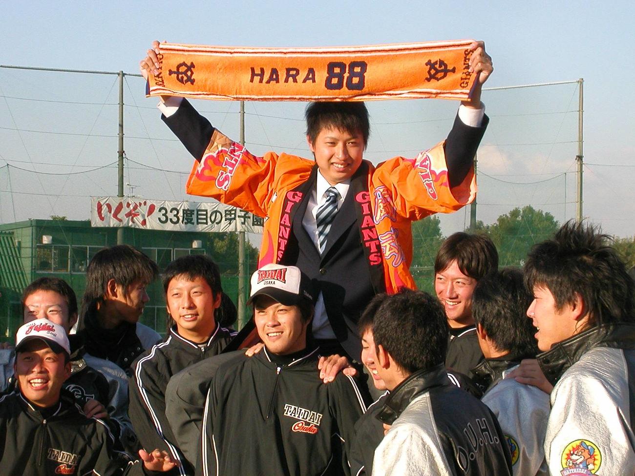 2007年11月19日、巨人から1巡目指名を受けた大体大の村田透は、グラウンドでチームメートから祝福を受ける