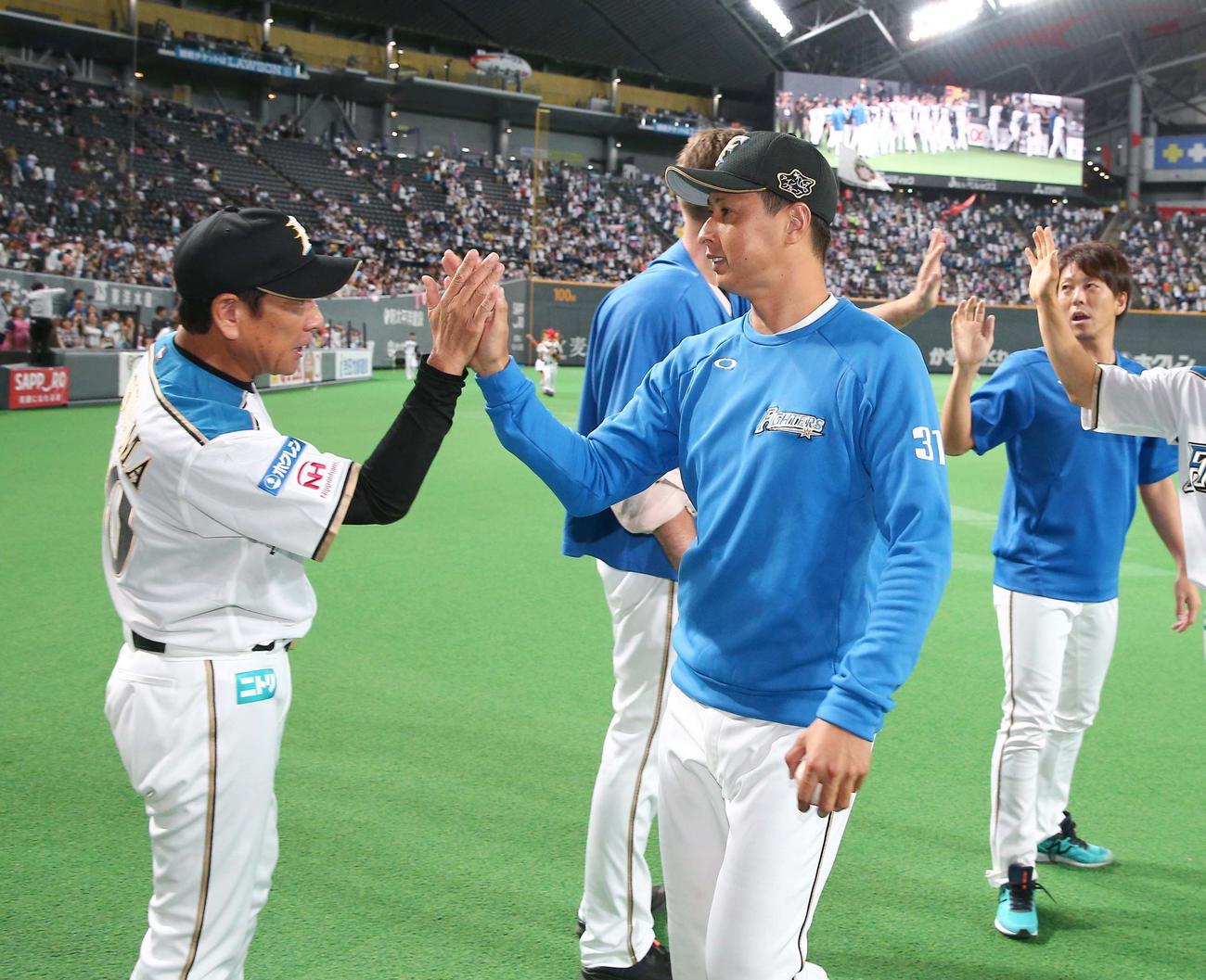 2018年8月8日、試合後、栗山監督とハイタッチする村田透