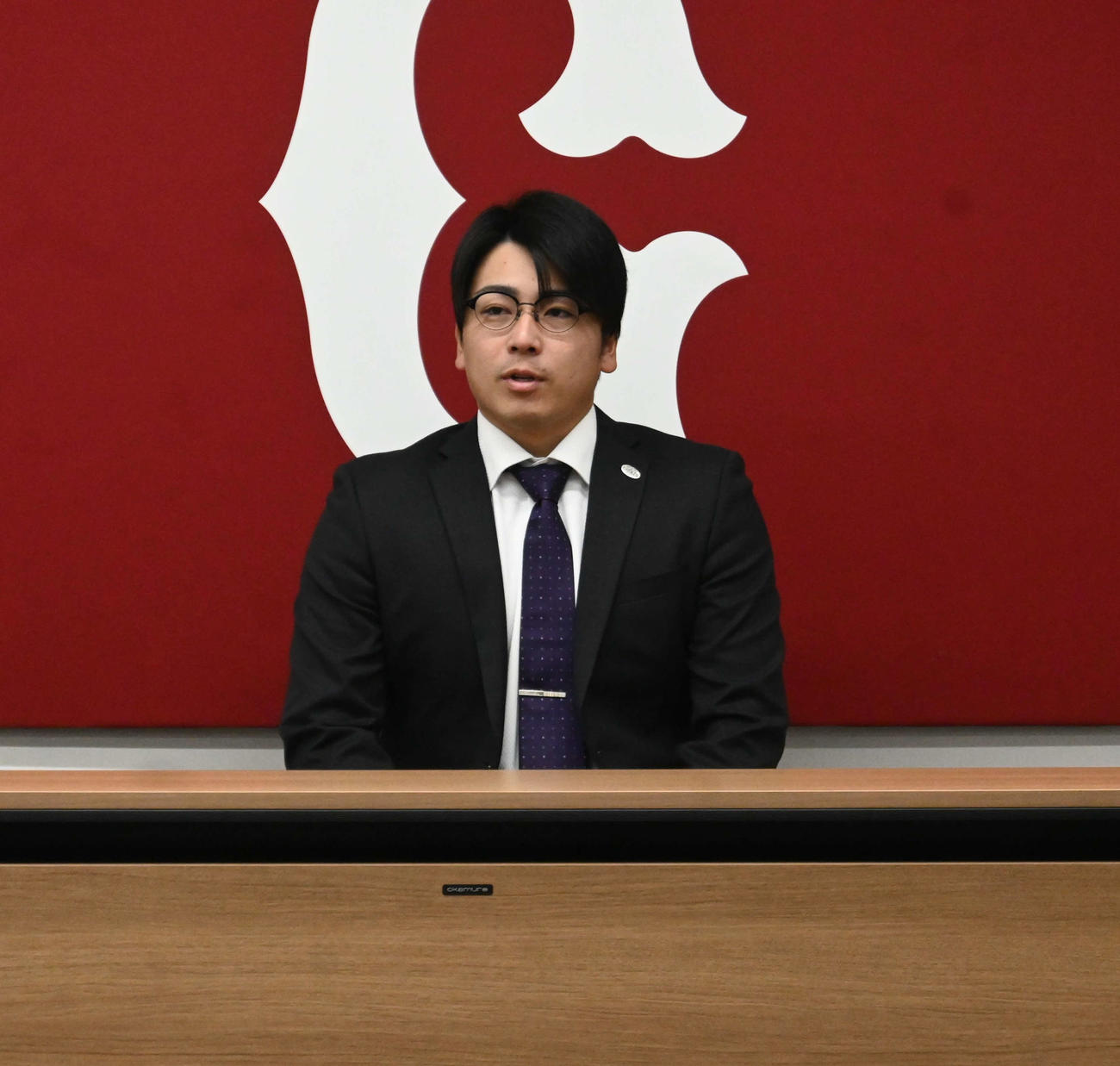 契約更改交渉を終え、会見に臨む巨人喜多
