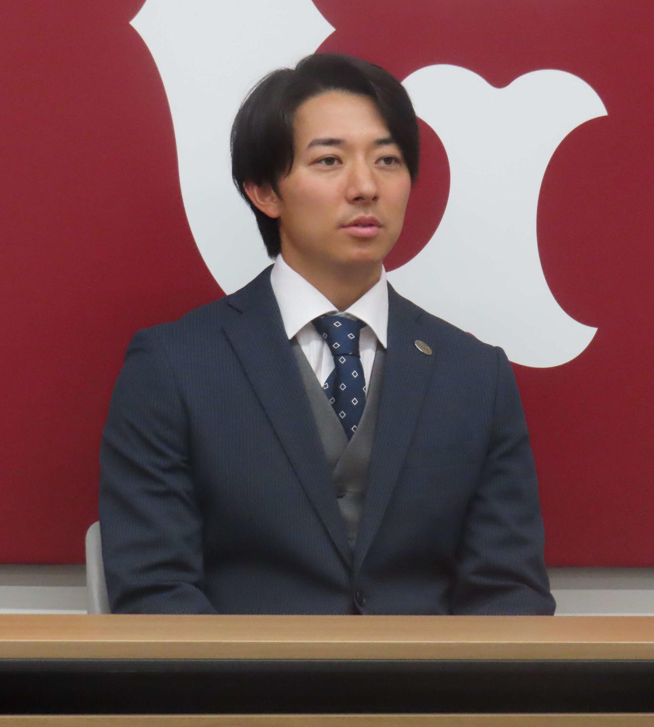 契約更改交渉を終え、会見に臨む巨人鈴木大（撮影・水谷京裕）
