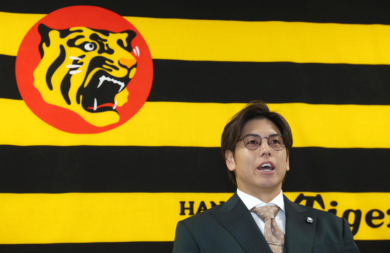 契約更改を終え会見する阪神梅野隆太郎（撮影・白石智彦）