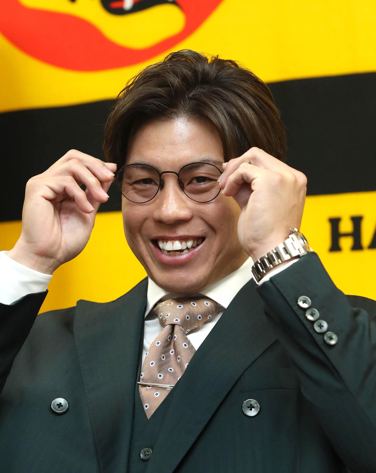 笑顔で眼鏡に手をかける阪神梅野隆太郎（撮影・白石智彦）