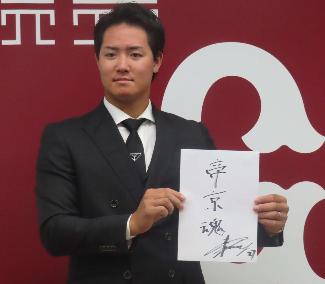 契約更改交渉を終え、会見に臨む巨人郡（撮影・水谷京裕）