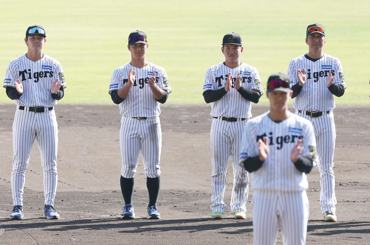 秋季キャンプを打ち上げ手締めする、右から阪神藤川監督、小幡、嶋村、井坪、木下（撮影・前田充）