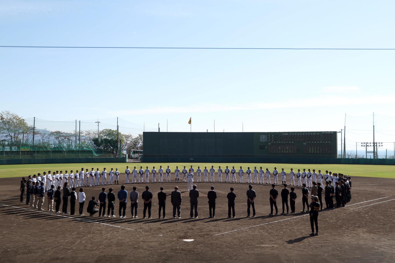 秋季キャンプを打ち上げる阪神の選手たち（撮影・前田充）