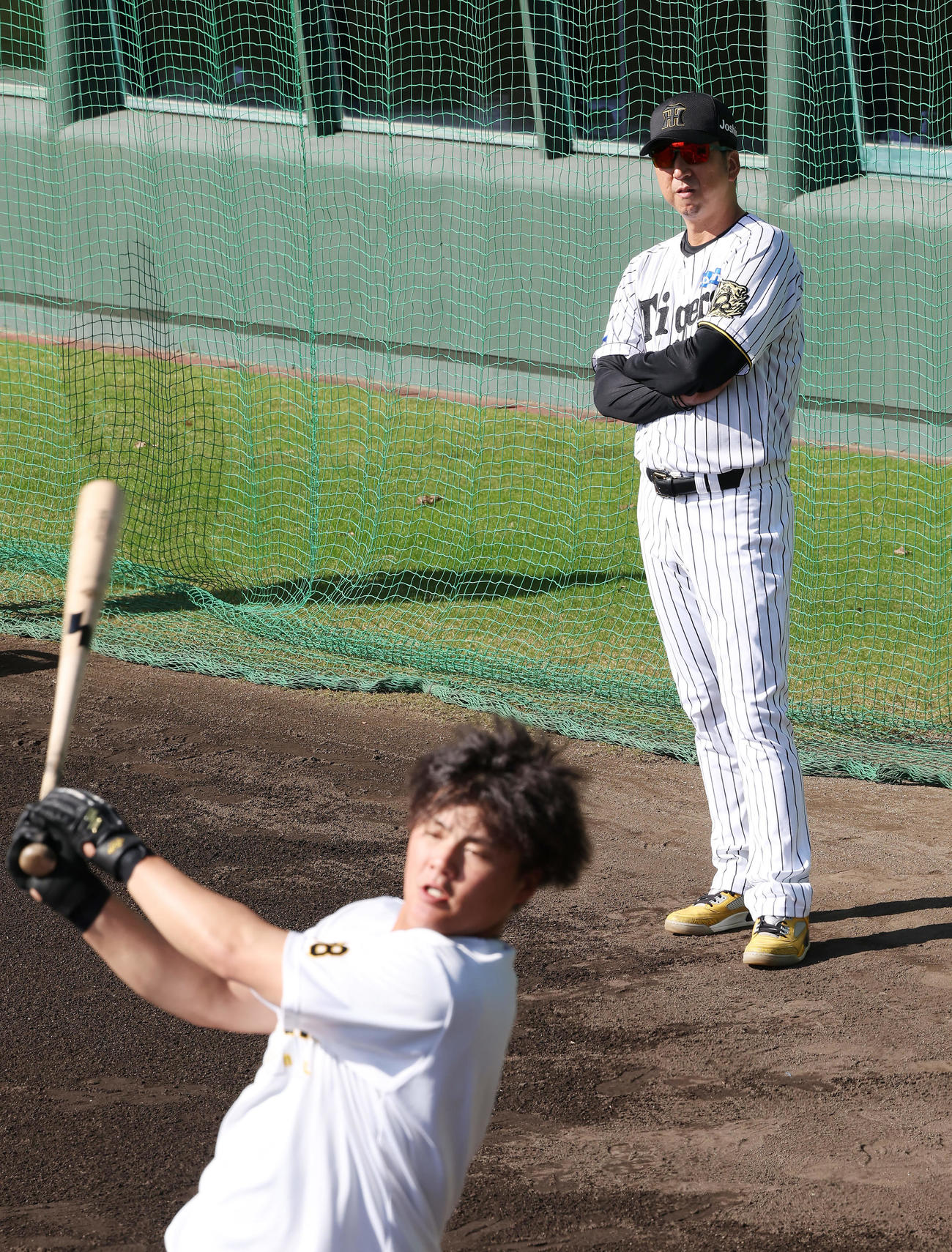 前川（手前）の打撃練習を見守る阪神藤川監督（撮影・前田充）