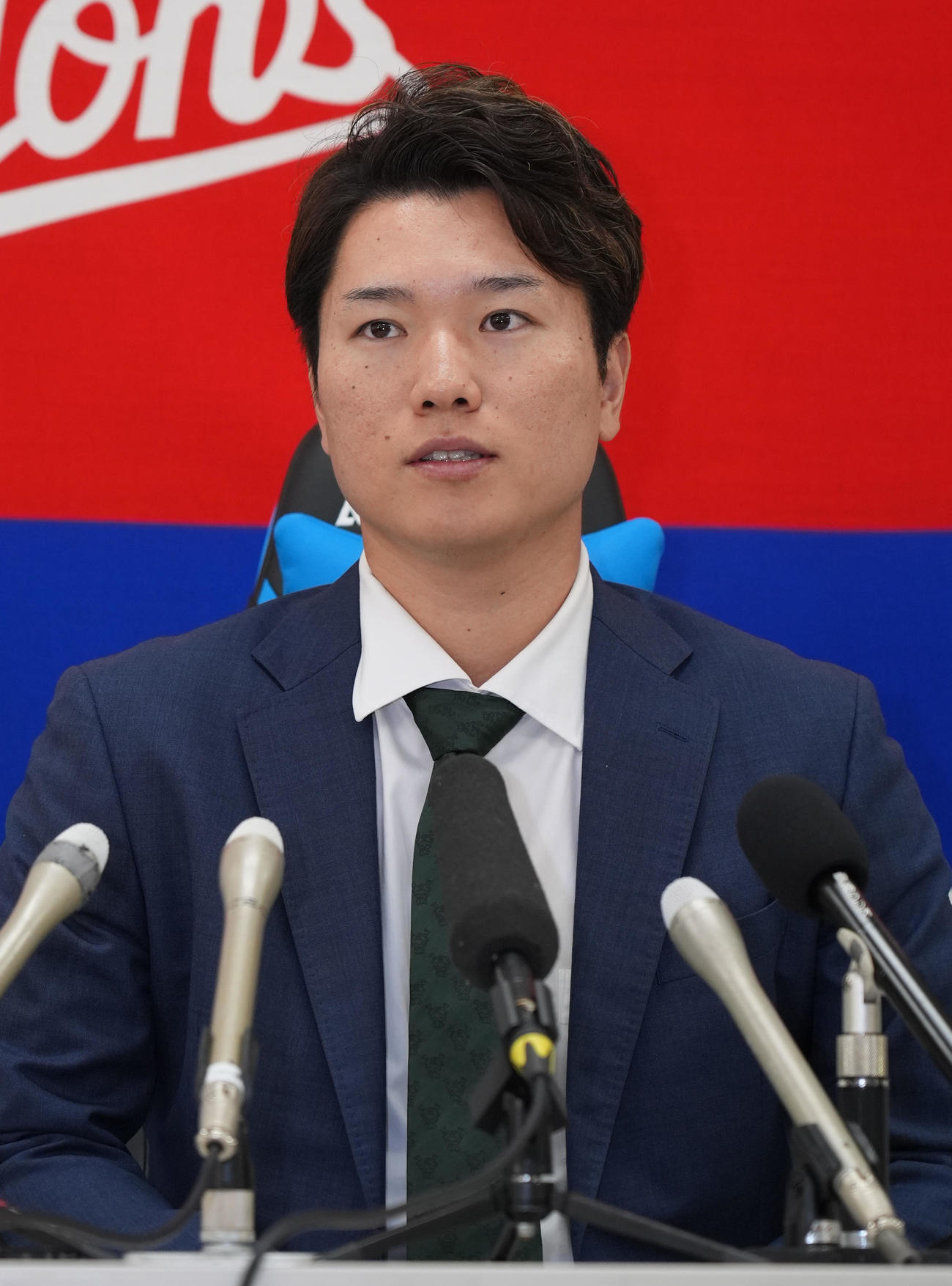 契約交渉を終え会見する清水（撮影・森本幸一）