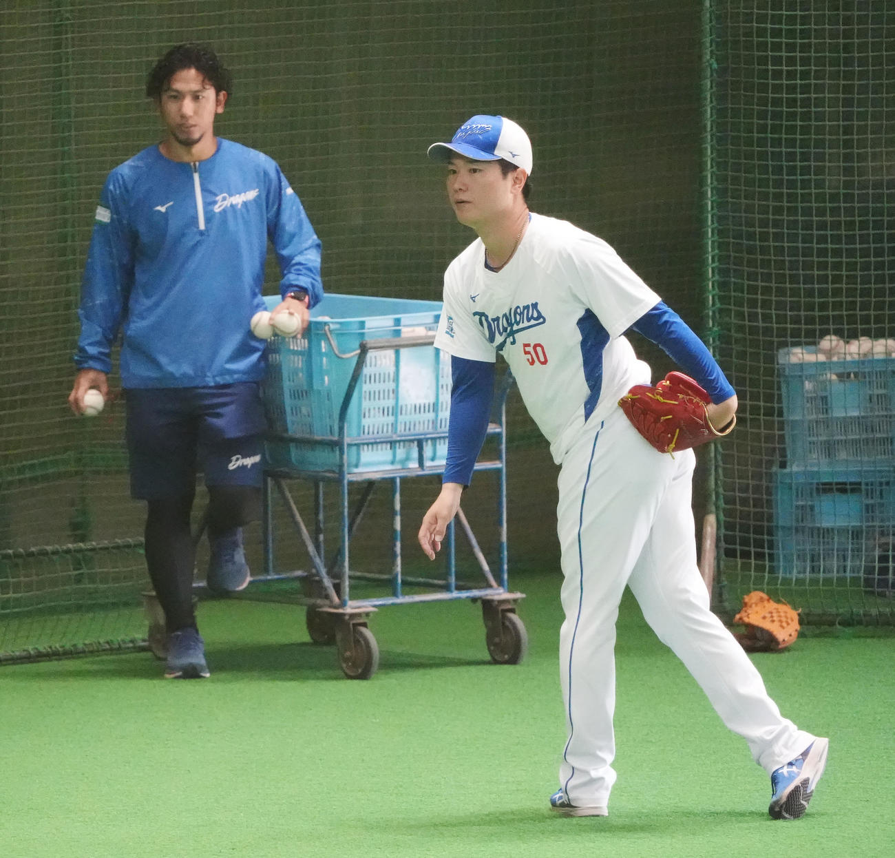 清水（右）はネットスローで調整する（撮影・森本幸一）