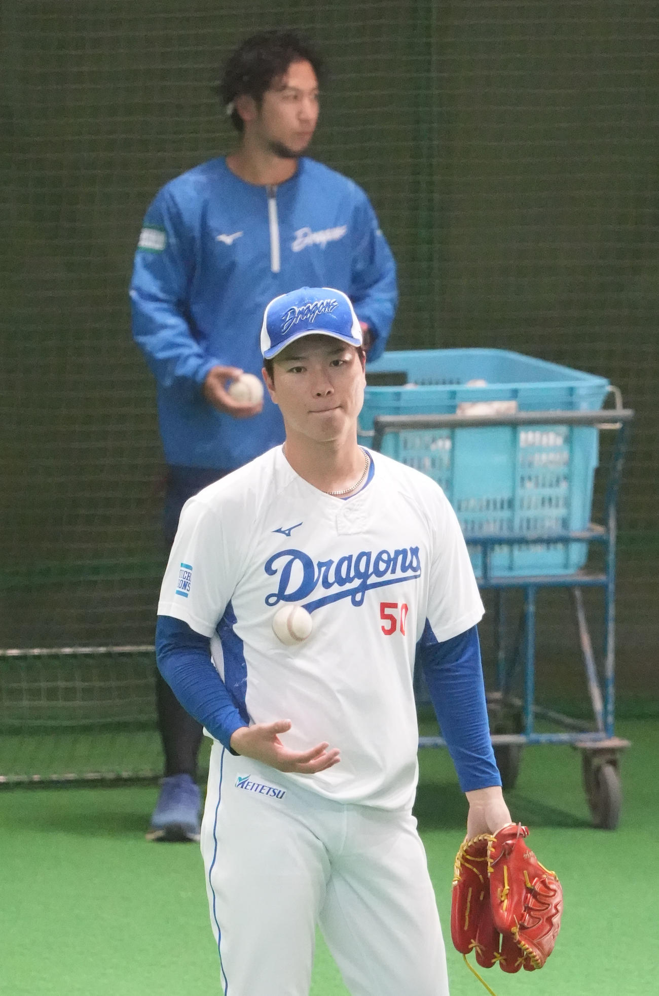 清水（手前）はネットスローで調整する（撮影・森本幸一）