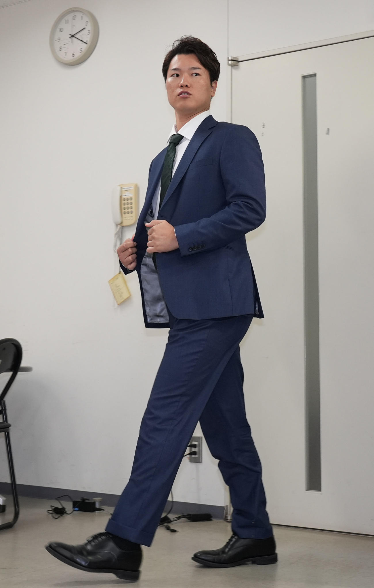 契約交渉を終え会見場に姿を見せる清水（撮影・森本幸一）
