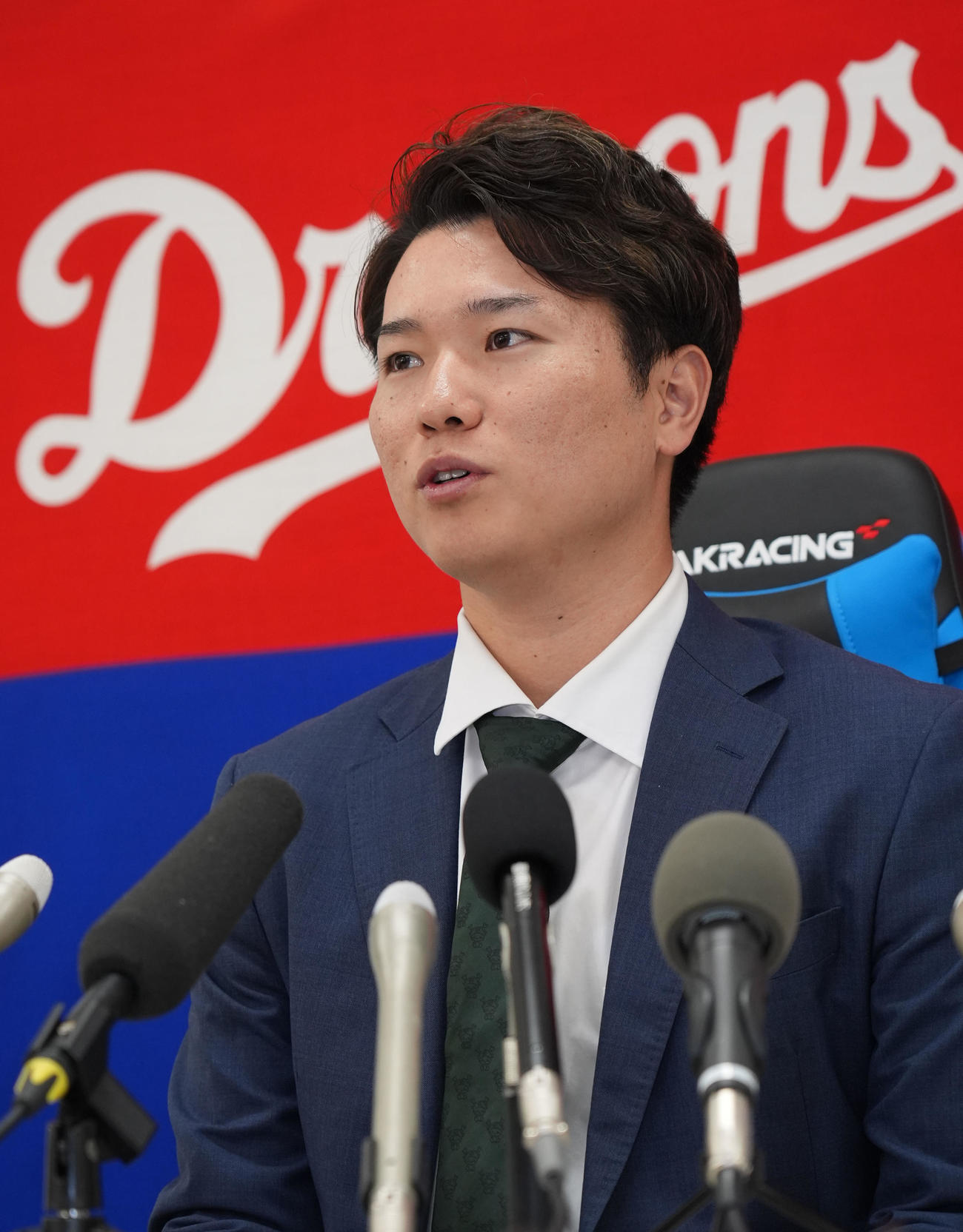 契約交渉を終え会見する清水（撮影・森本幸一）