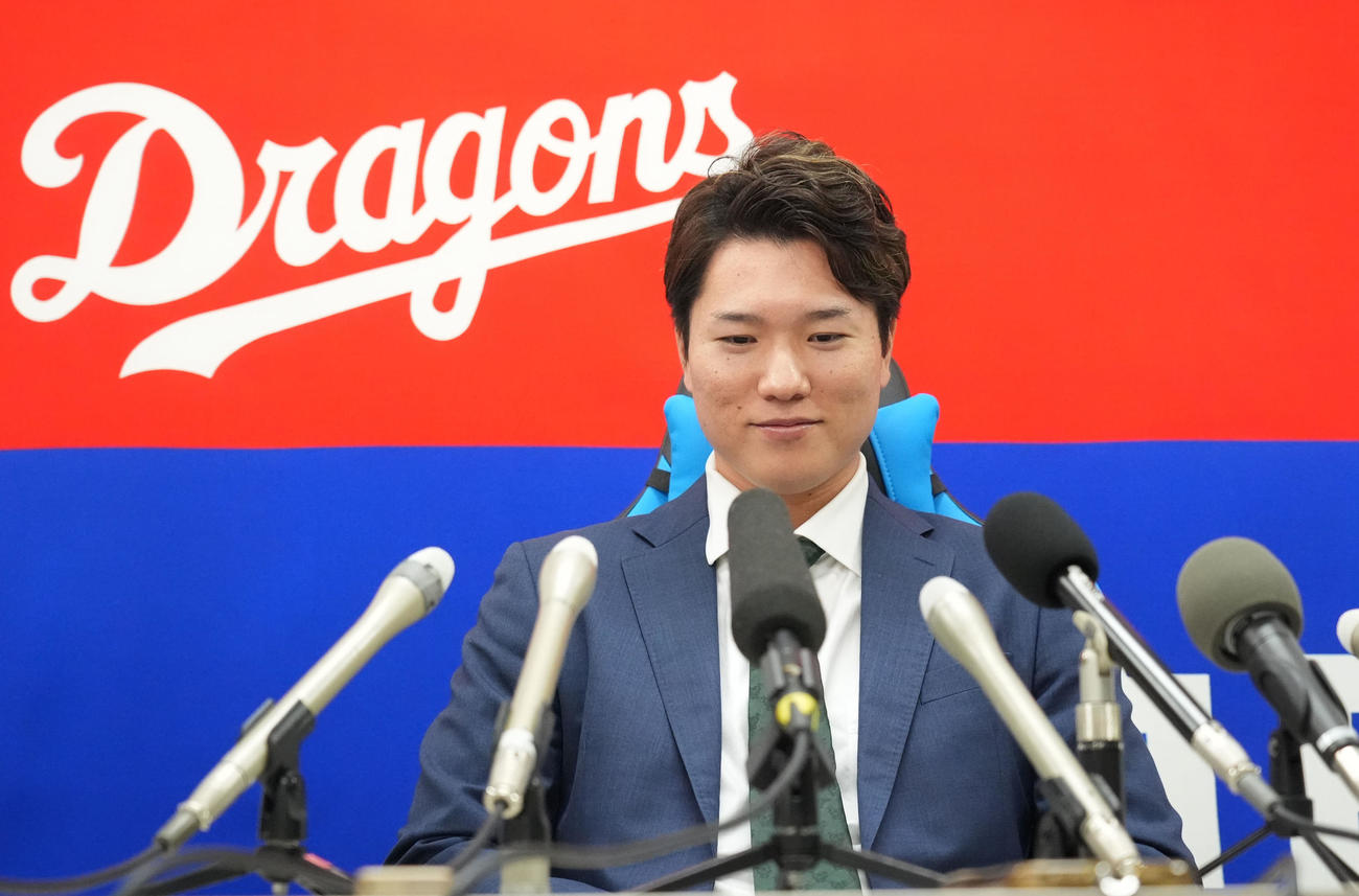 契約交渉を終え会見する清水（撮影・森本幸一）
