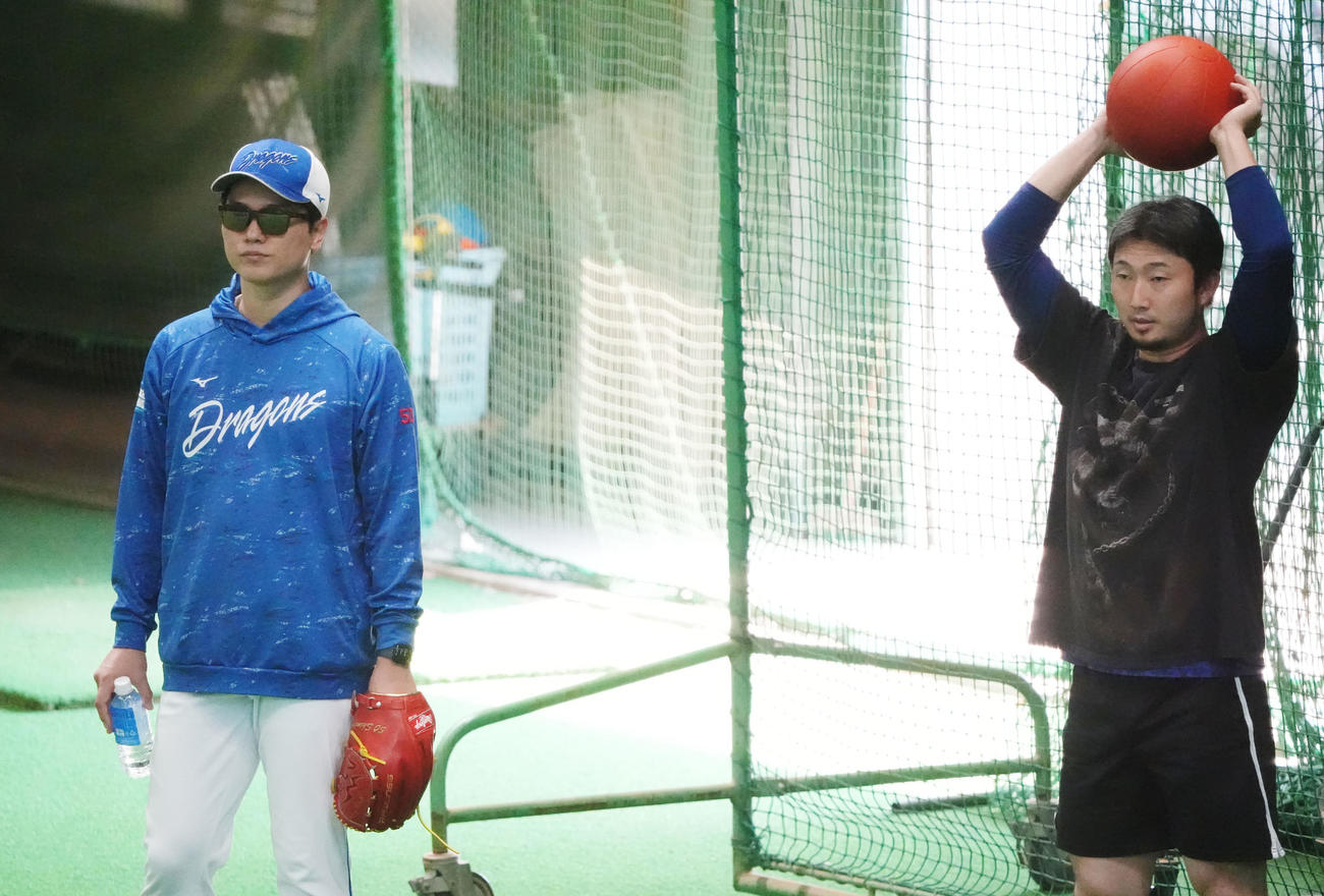 藤嶋（右）と言葉を交わす清水（撮影・森本幸一）