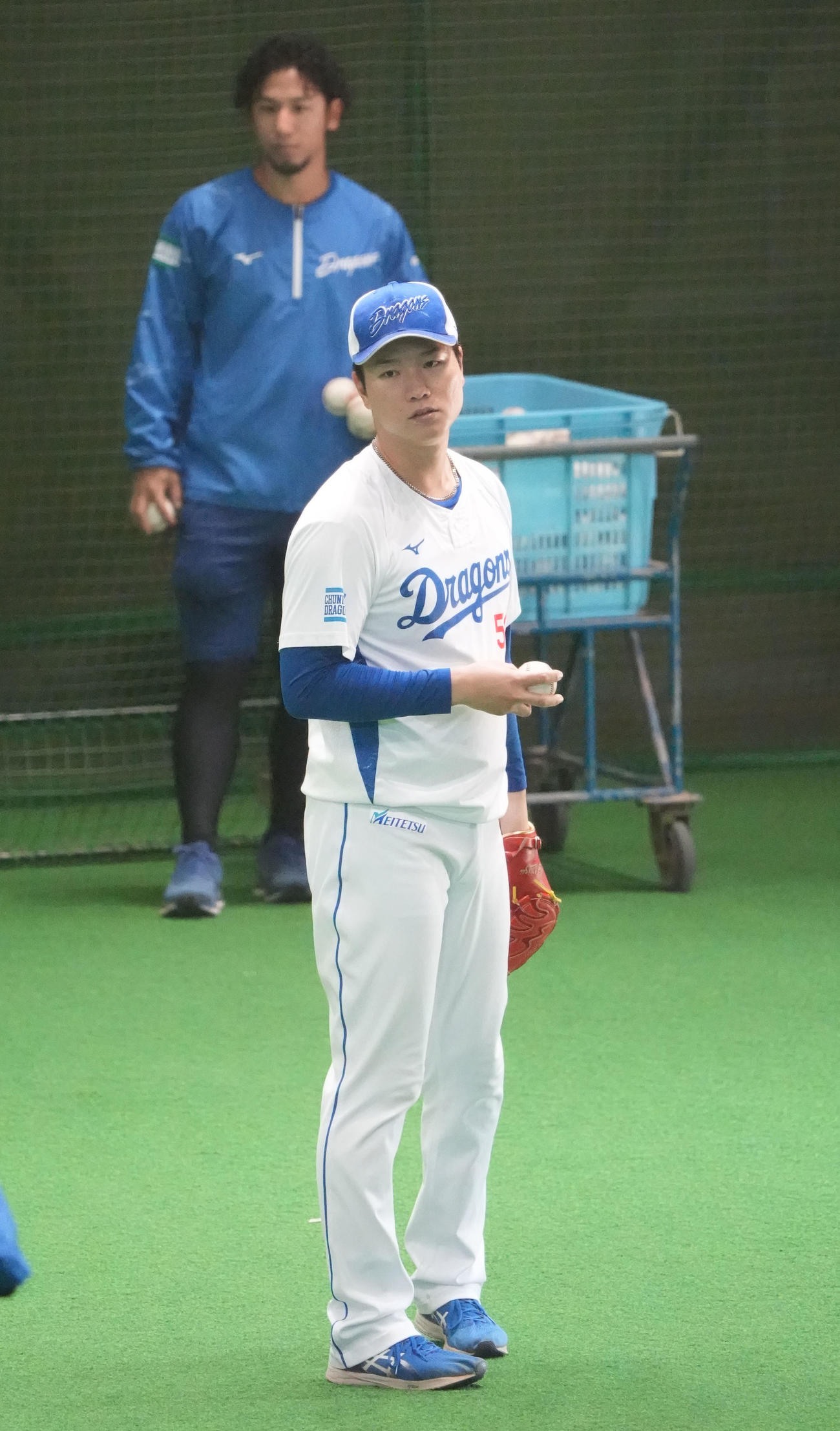 清水（手前）はネットスローで調整する（撮影・森本幸一）