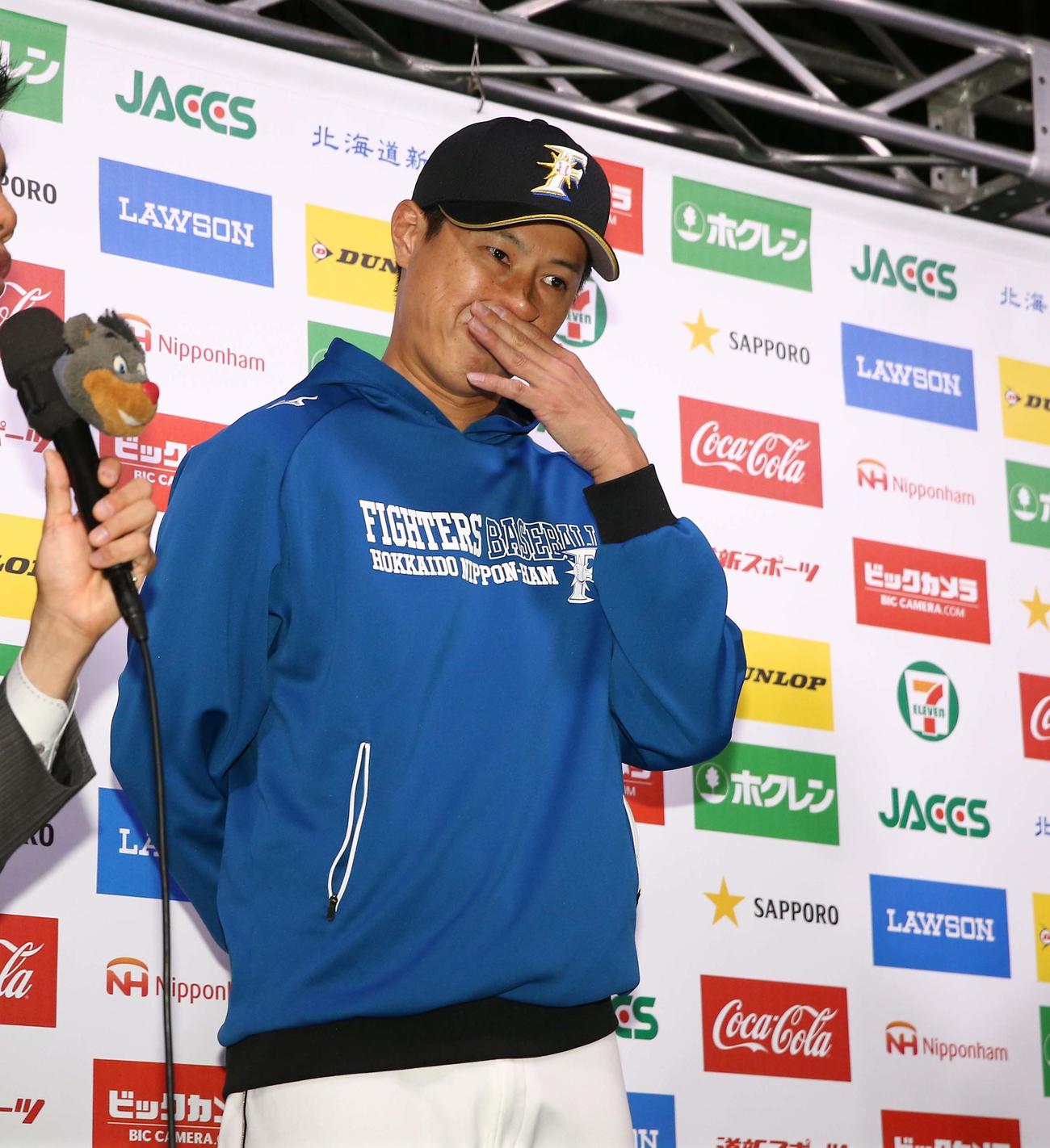 2017年6月11日、巨人戦で日本球界初勝利を挙げ、お立ち台で涙ぐむ村田透