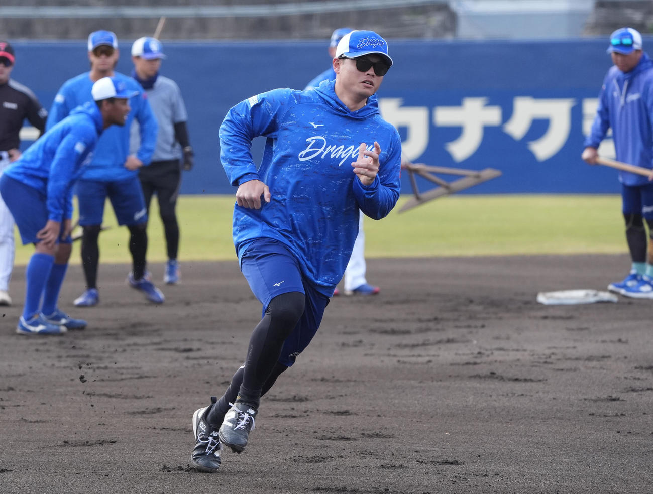 ベースランニングをする細川（撮影・森本幸一）