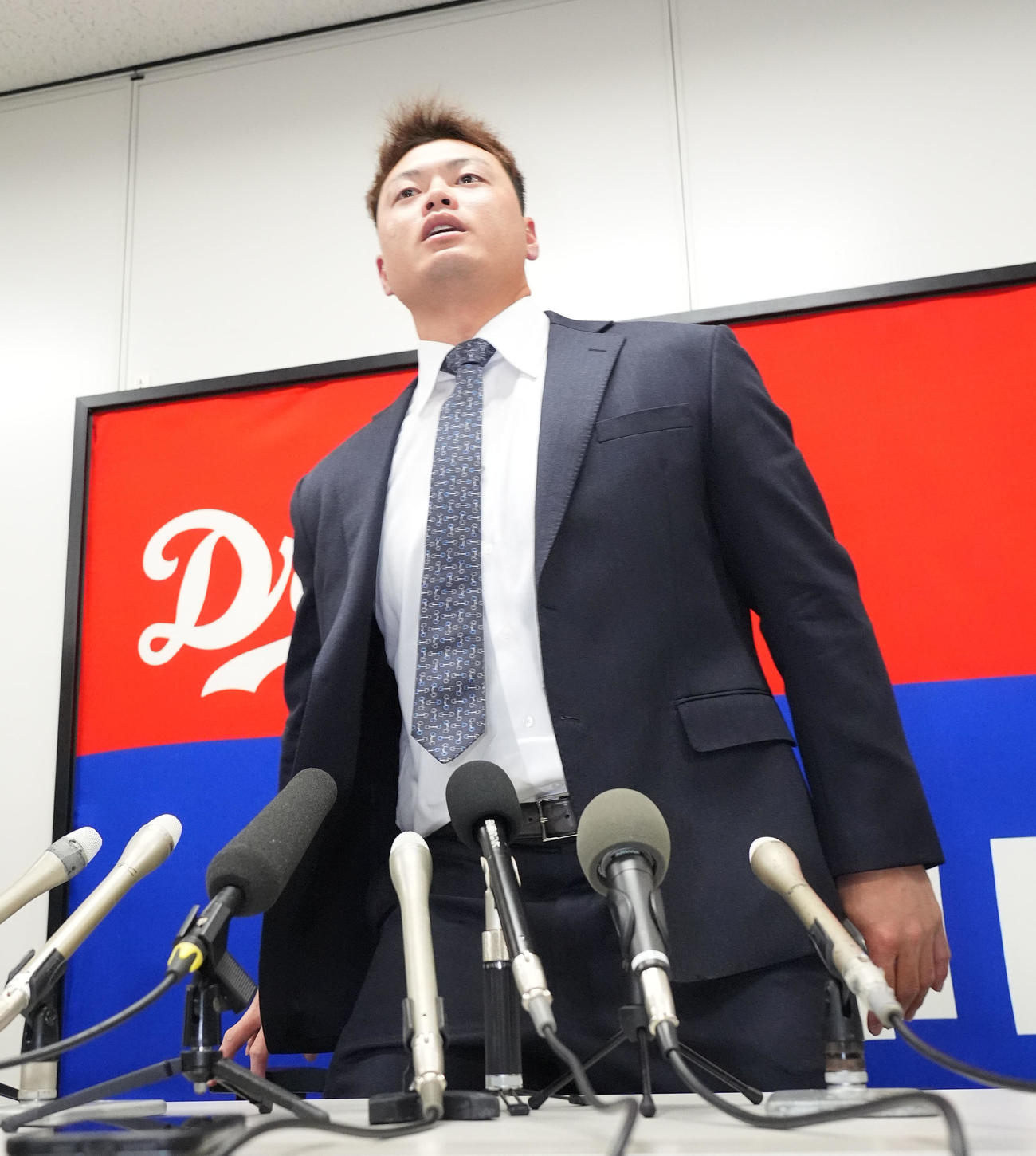 契約交渉の取材を終え席を立つ細川（撮影・森本幸一）