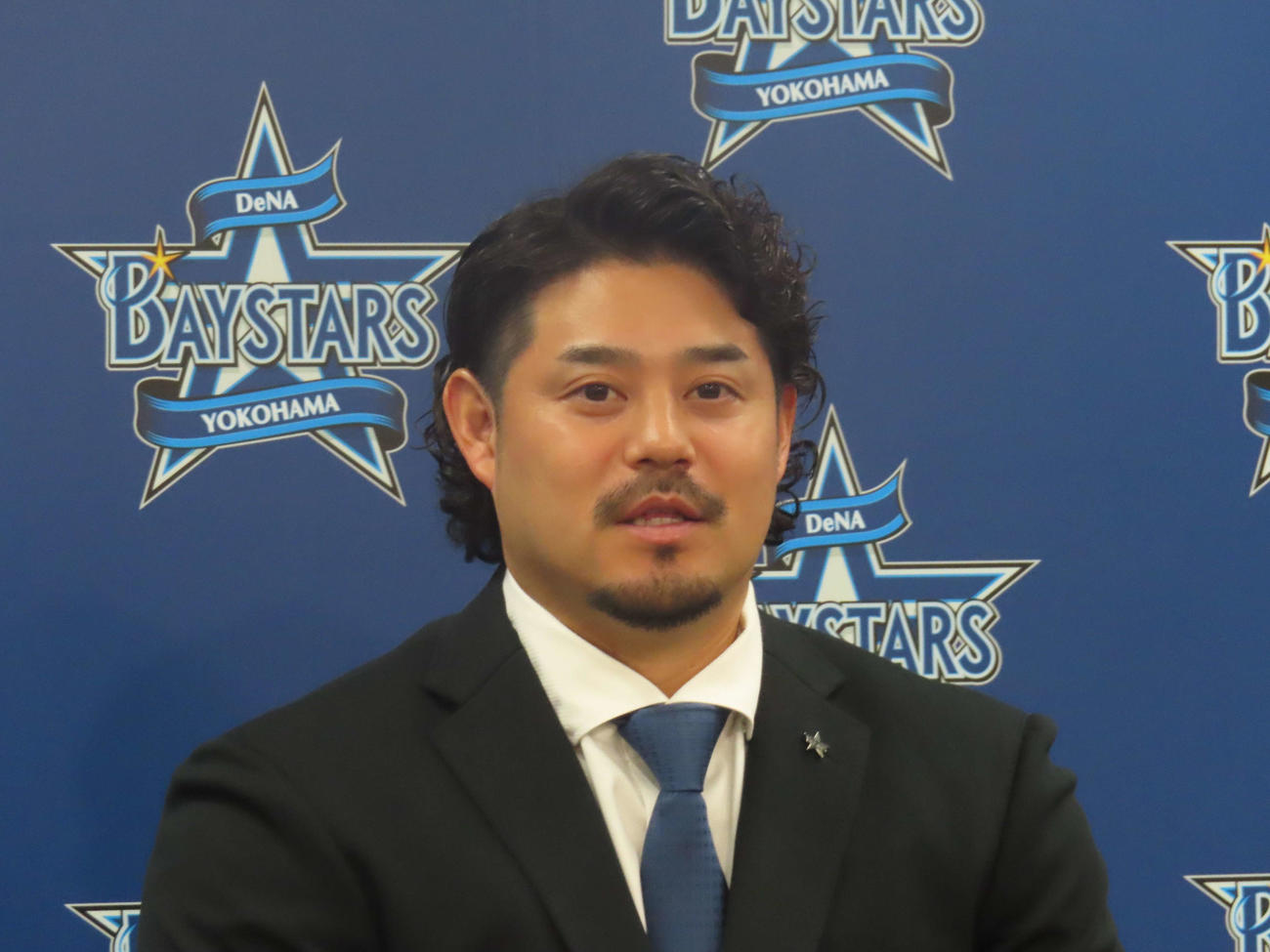 契約更改を終え会見に臨むDeNA宮崎（撮影・北村健龍）