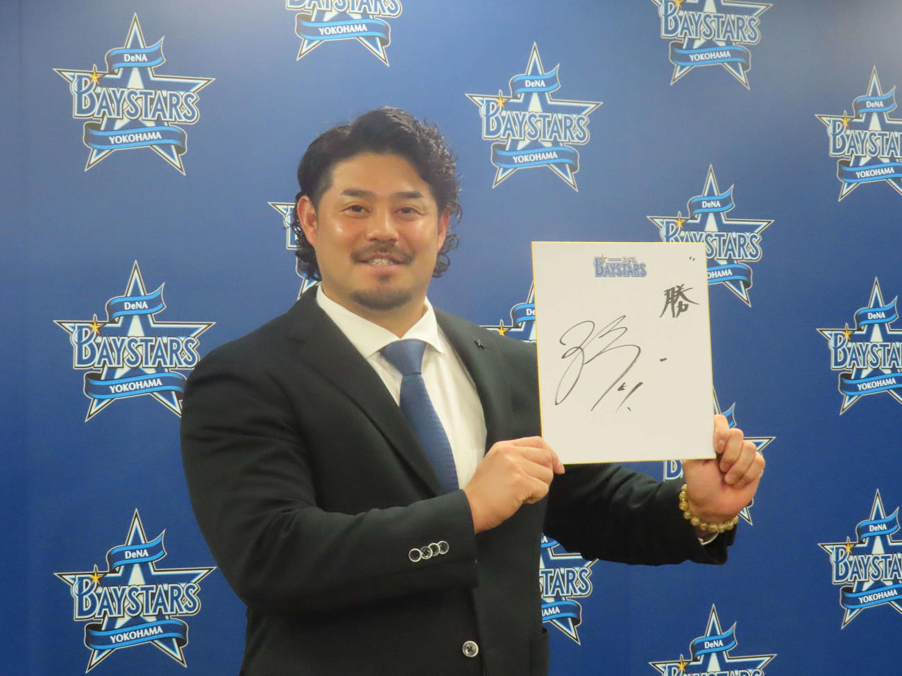 契約更改を終え、来季の抱負「勝」を記した色紙を持つDeNA宮崎（撮影・北村健龍）
