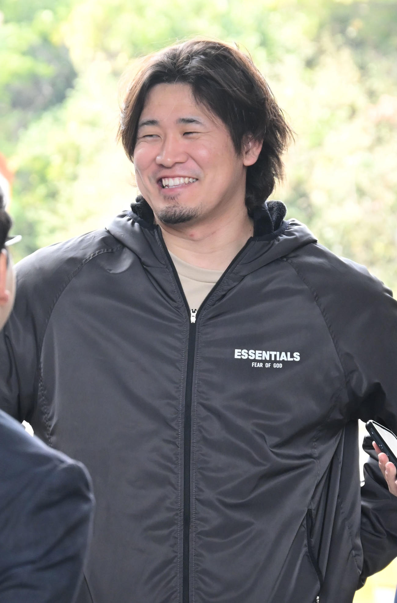 笑顔で取材に応じる杉山（撮影・林敢治）