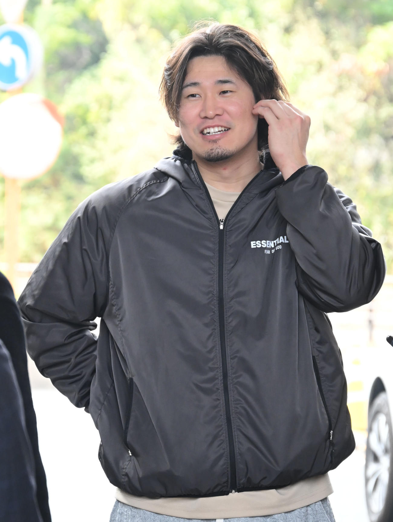 笑顔で取材に応じる杉山（撮影・林敢治）