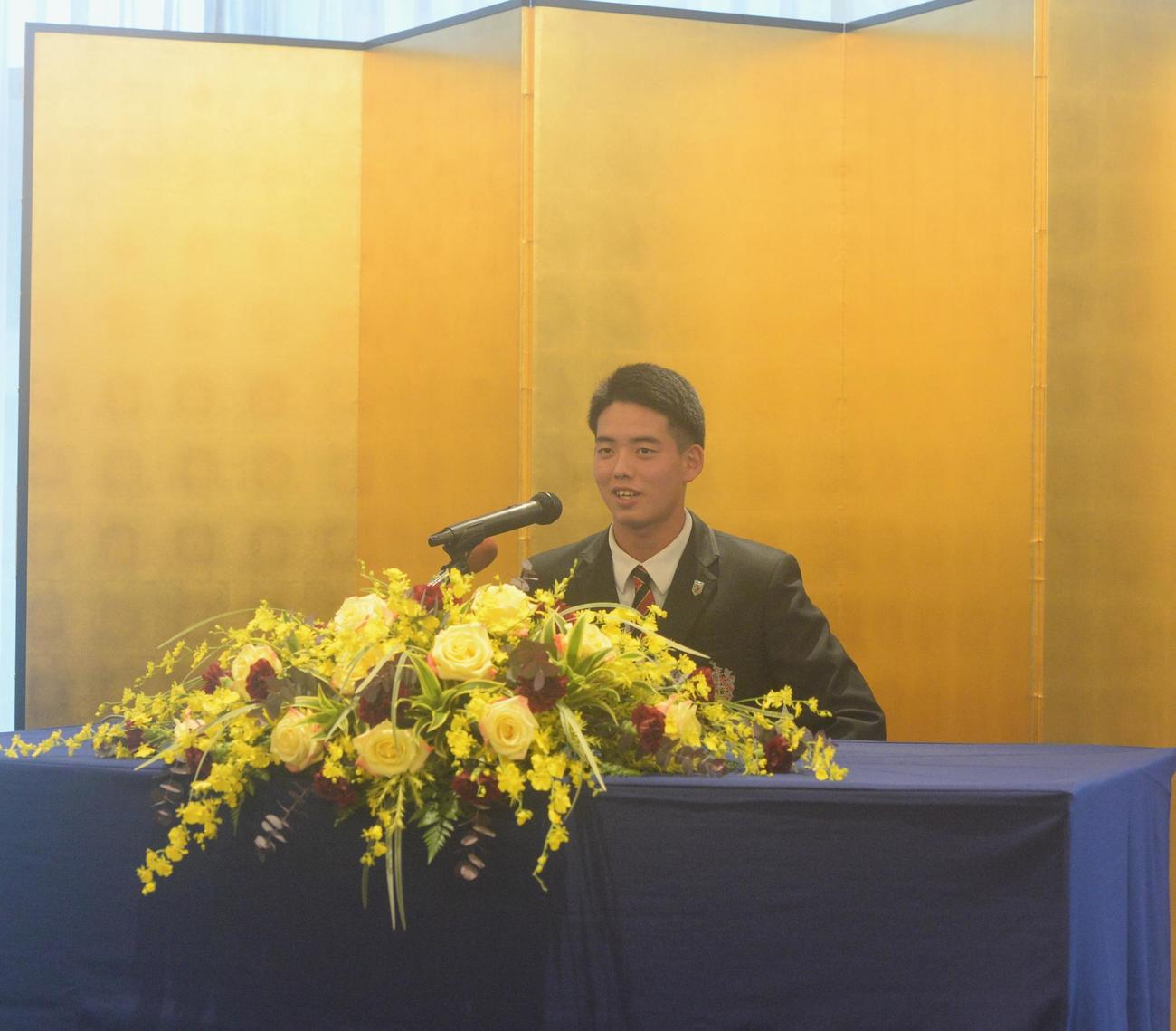 仮契約を終え、会見に臨む阪神ドラフト4位の神村学園・早瀬（撮影・佐藤究）