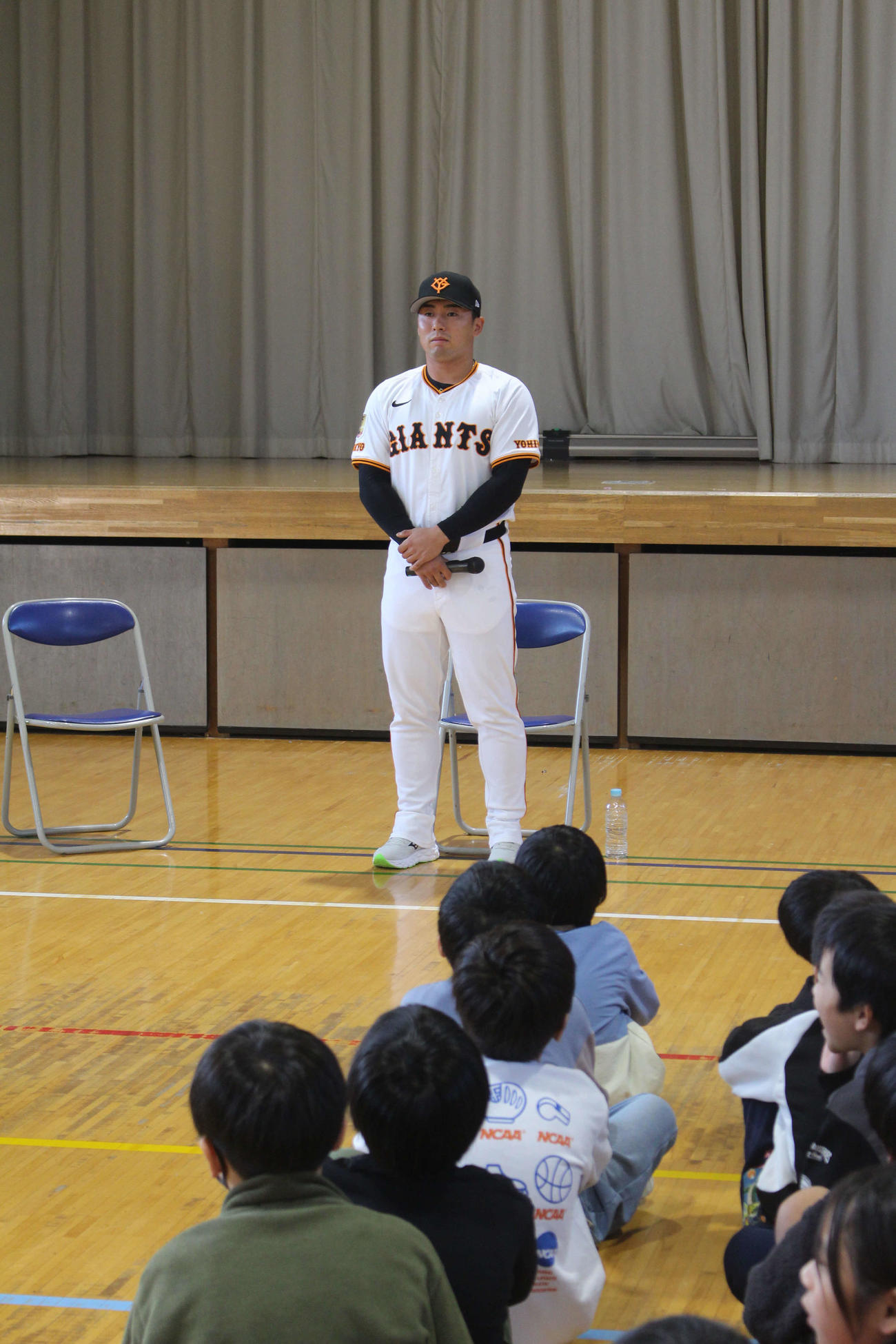 稲城市第一小を訪問した浅野
