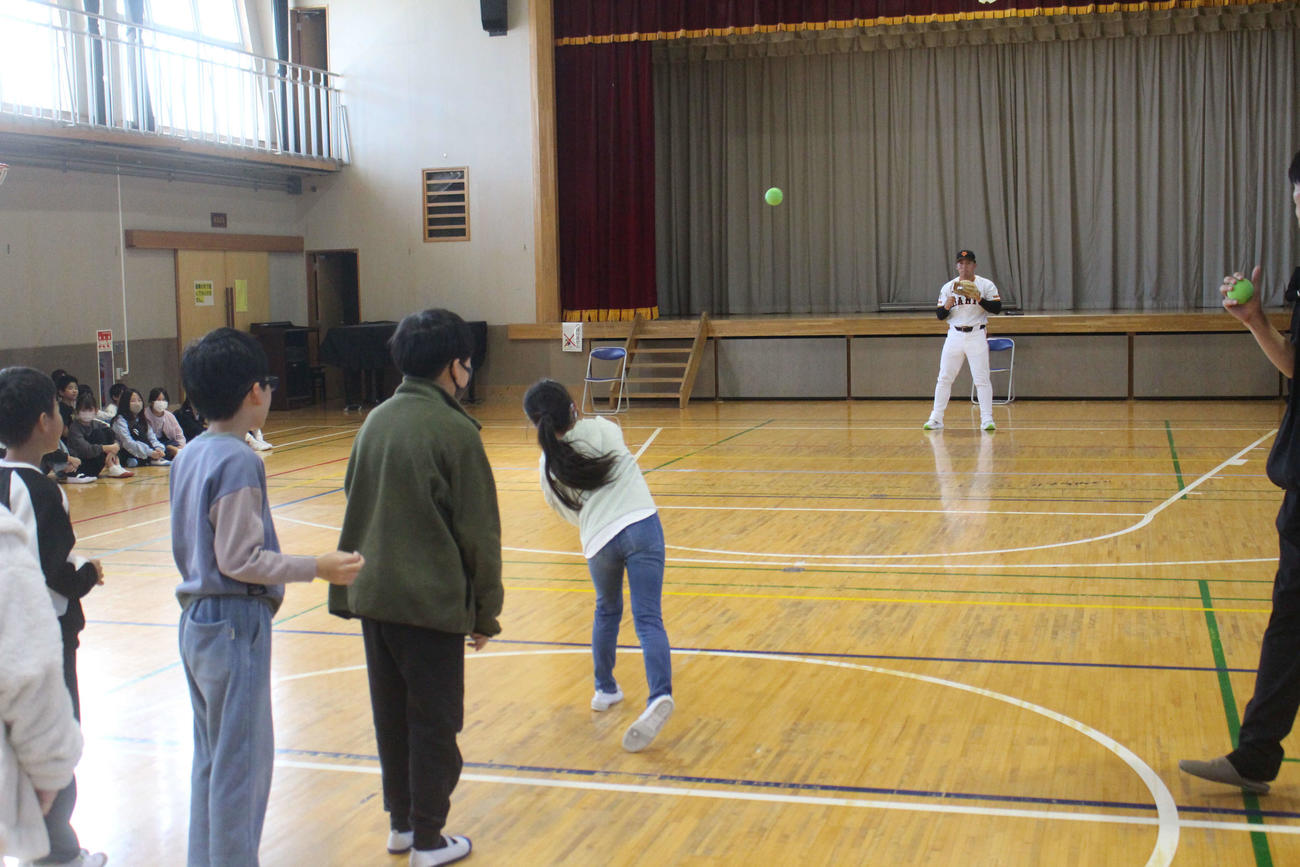 稲城市第一小の子どもたちとキャッチボールする浅野
