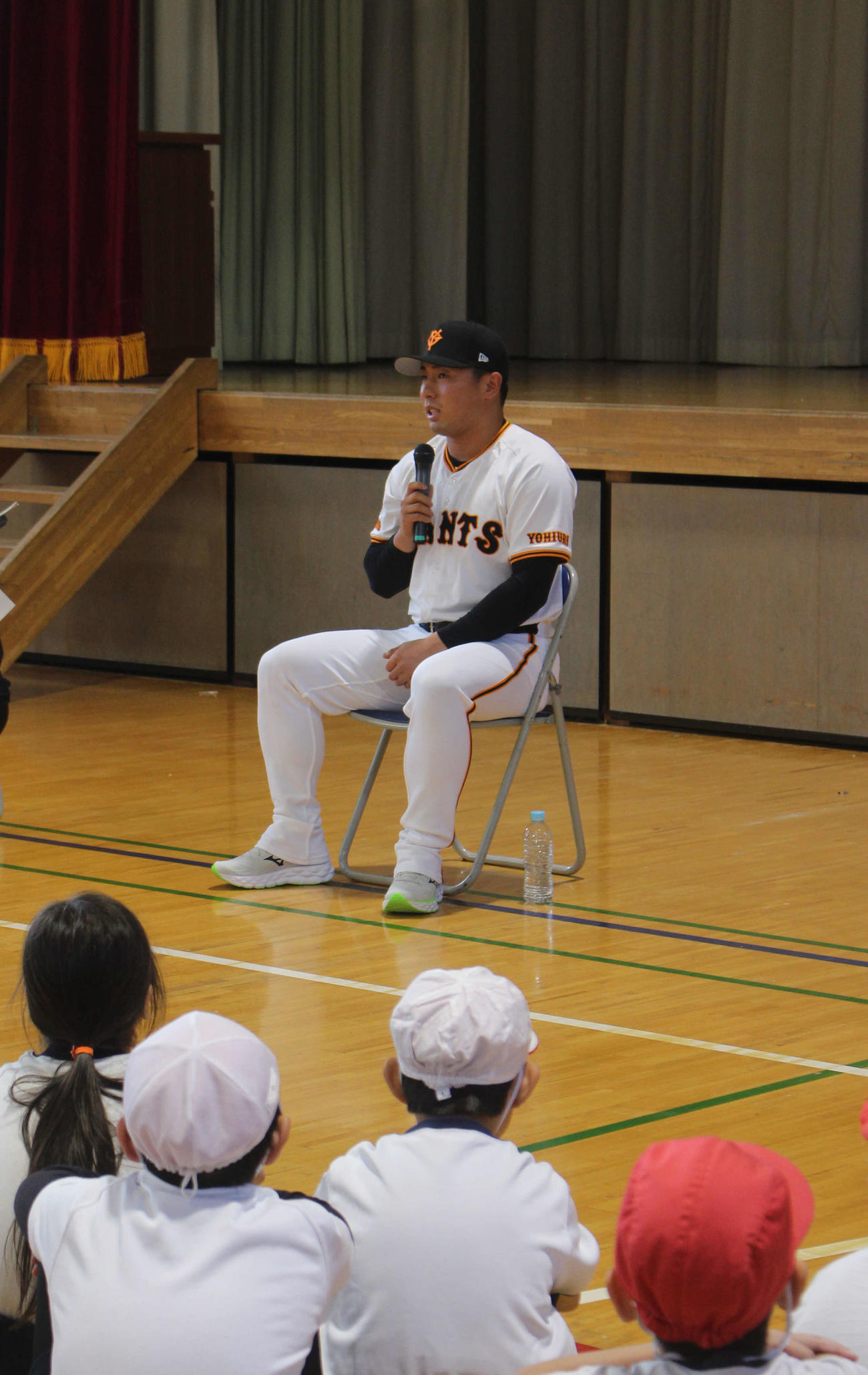 稲城市第一小の子どもたちを前に話す浅野