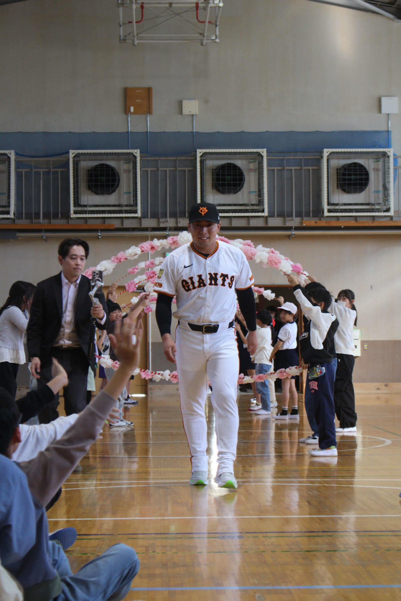 稲城市第一小を訪問し歓迎される浅野