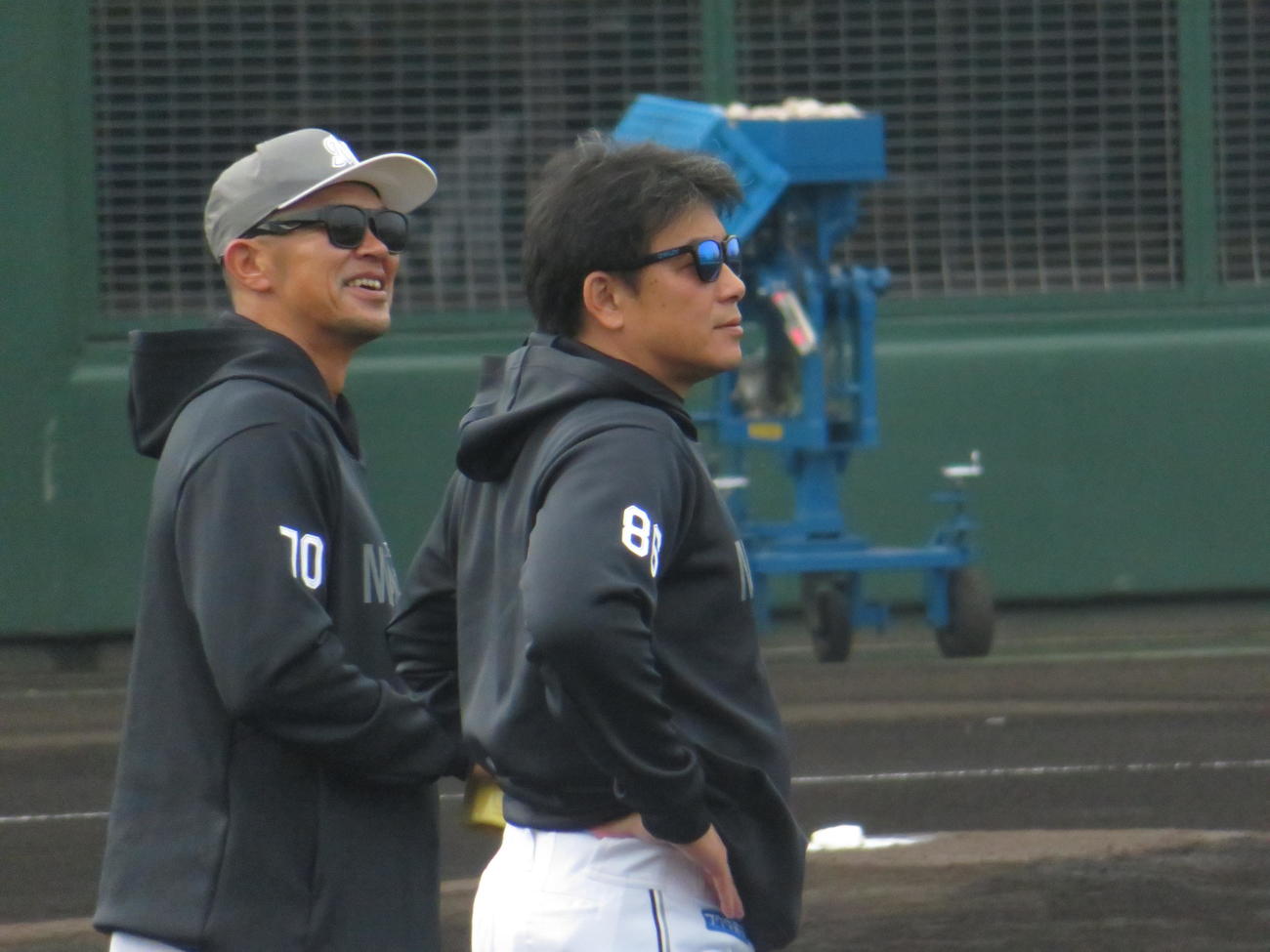 練習を見守るサブロー監督（手前）と福浦2軍監督（撮影・星夏穂）