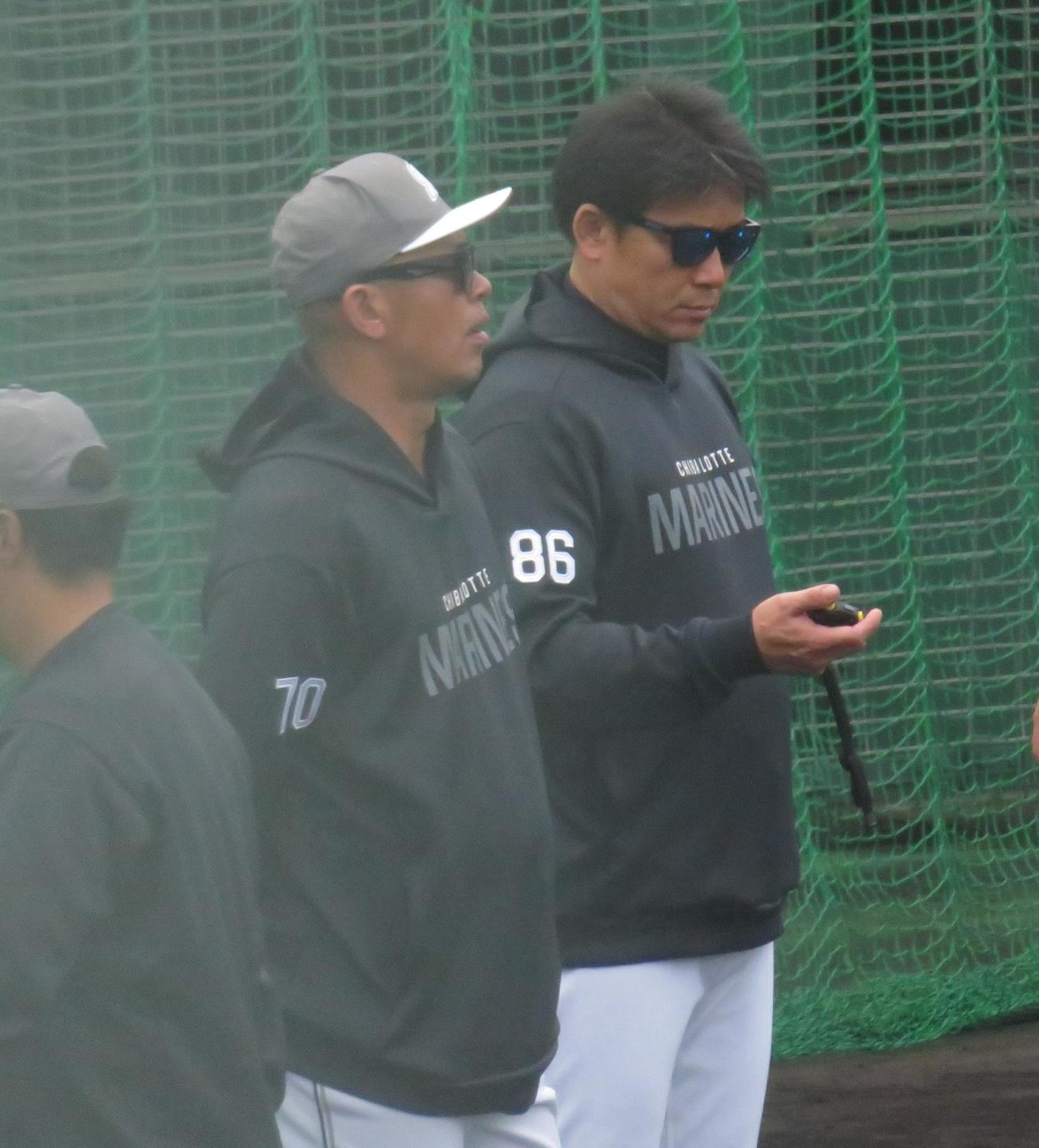 ストップウォッチで投手のクイックタイムを確認するサブロー監督（奥）（撮影・星夏穂）