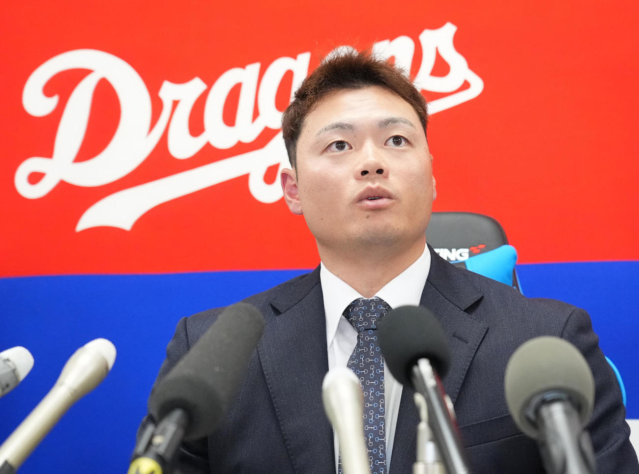 契約交渉を終え会見する細川（撮影・森本幸一）