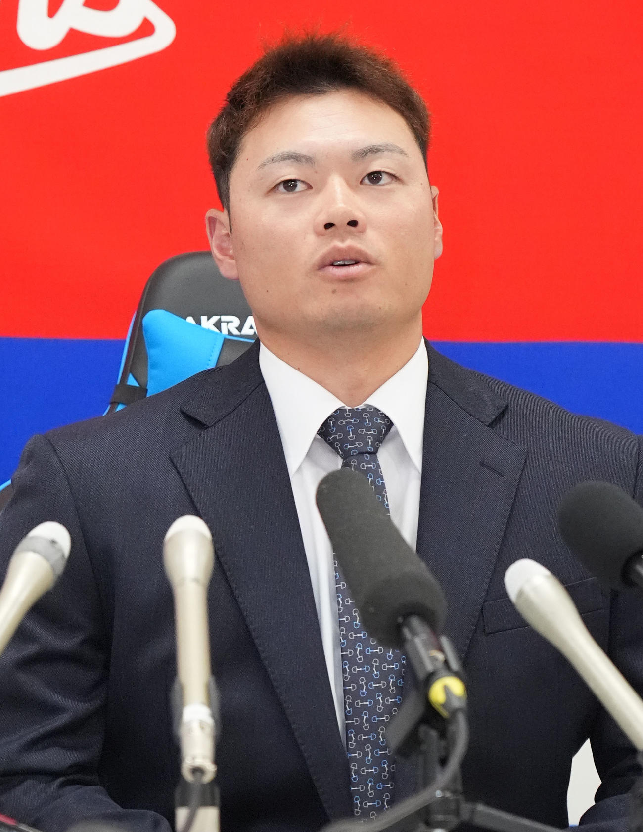 契約交渉を終え会見する細川（撮影・森本幸一）