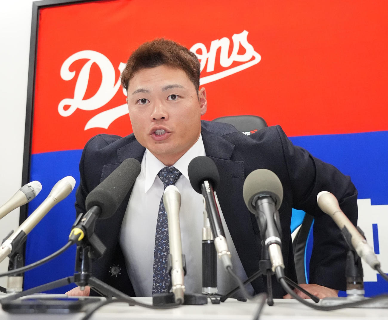 契約交渉の取材を終え席を立つ細川（撮影・森本幸一）