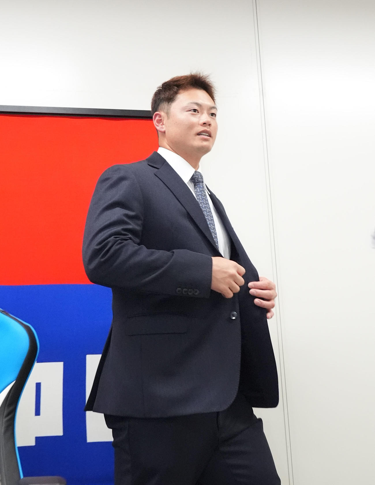 契約交渉の取材を終え席を立つ細川（撮影・森本幸一）