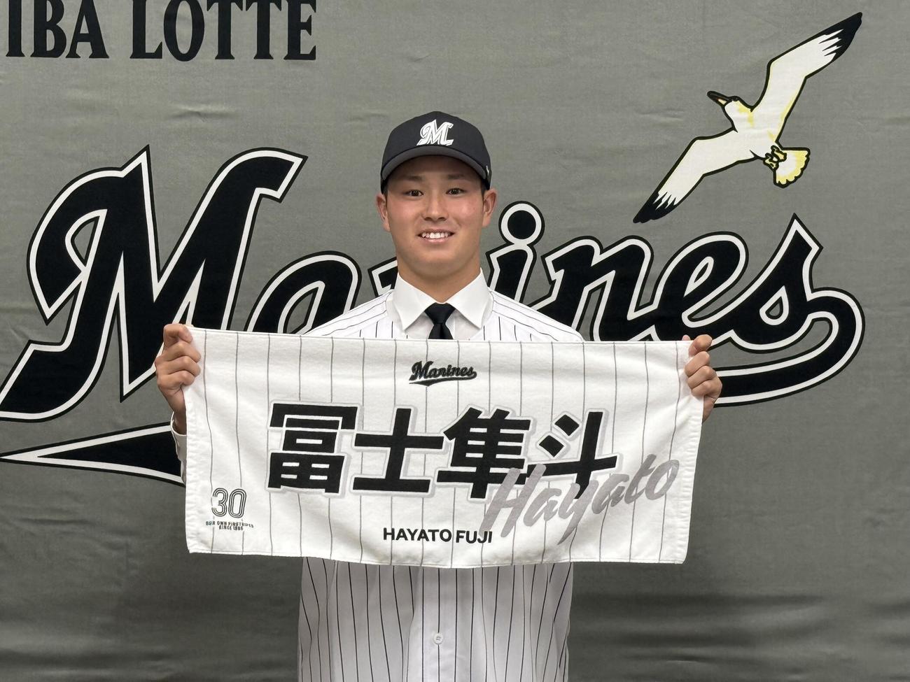 仮契約を行ったドラフト5位の日本通運・冨士（球団提供）