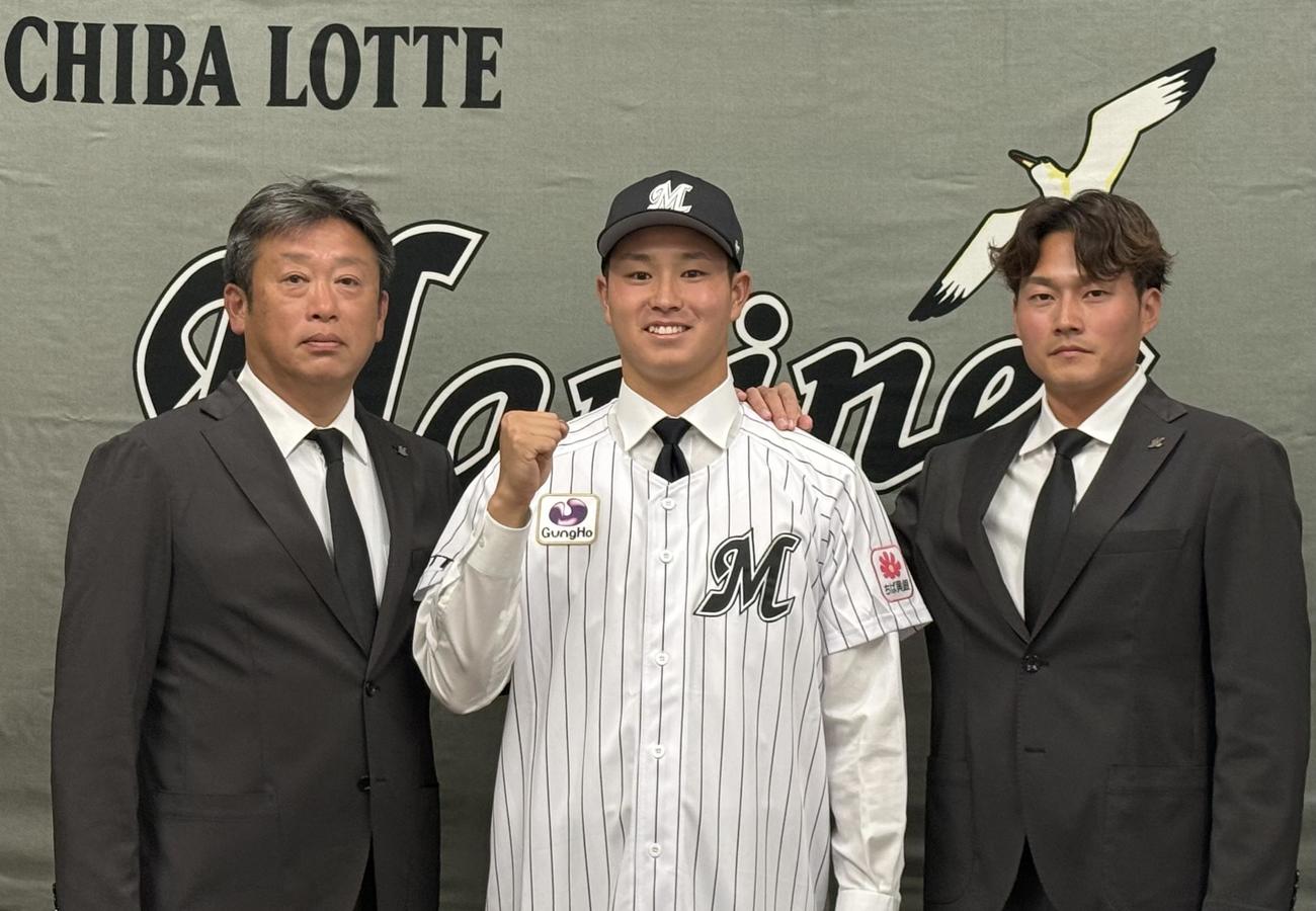 左から榎アマスカウトディレクター、ドラフト5位の日本通運・冨士隼斗、有吉担当スカウト（球団提供）