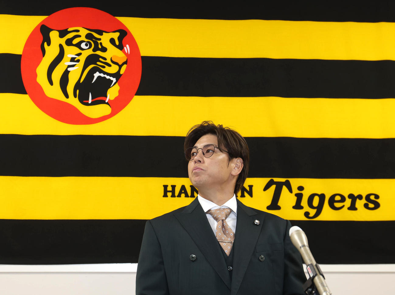 契約更改を終えて会見に臨む阪神梅野（撮影・白石智彦）