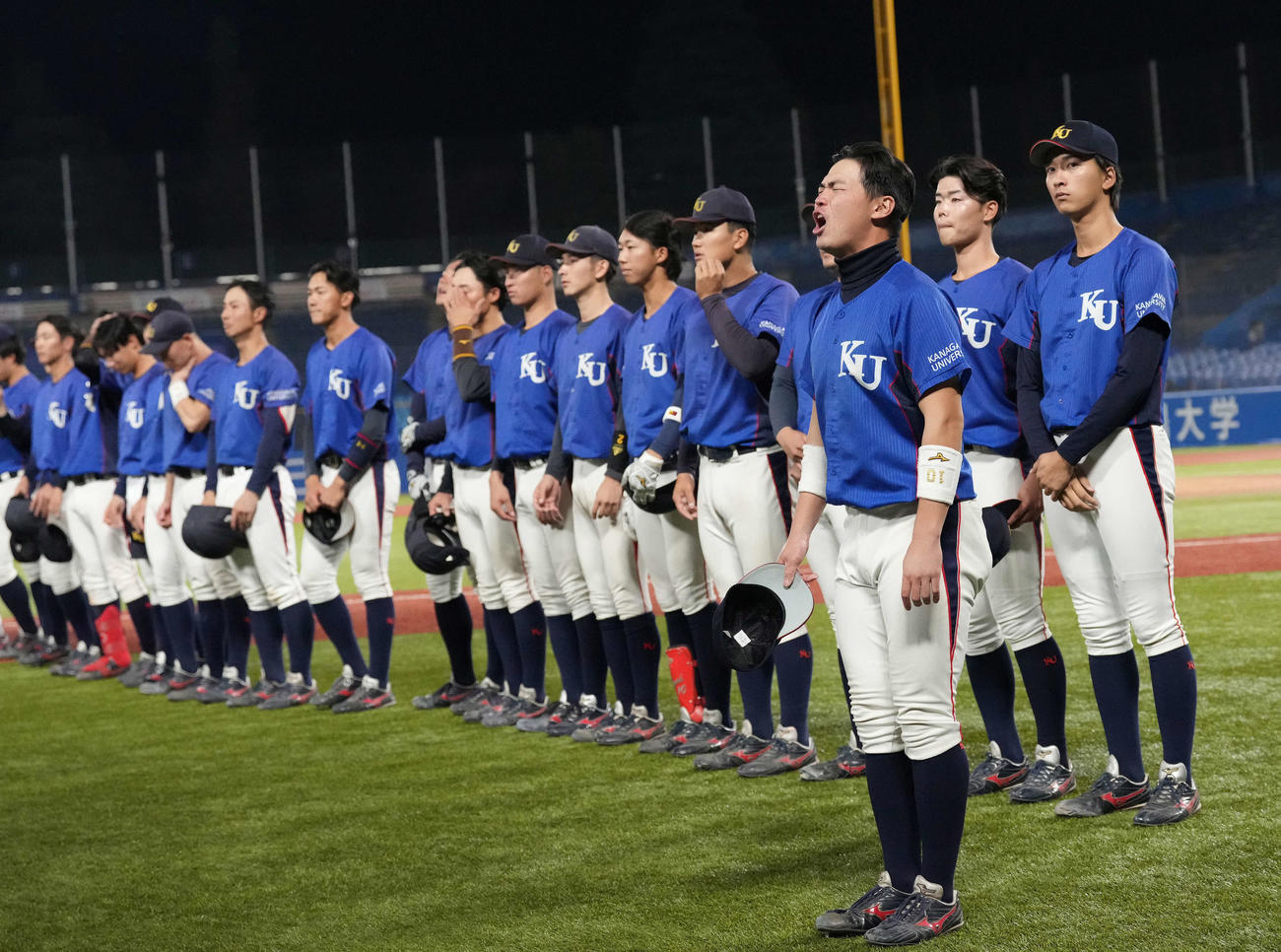 八戸学院大に敗れスタンドにあいさつする神奈川大の選手たち（撮影・小島史椰）