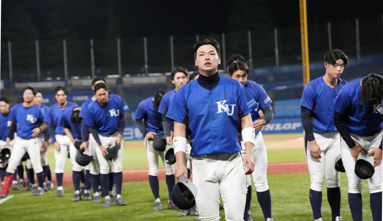 神奈川大対八戸学院大　八戸学院大に敗れ肩を落とす神奈川大の選手たち（撮影・小島史椰）