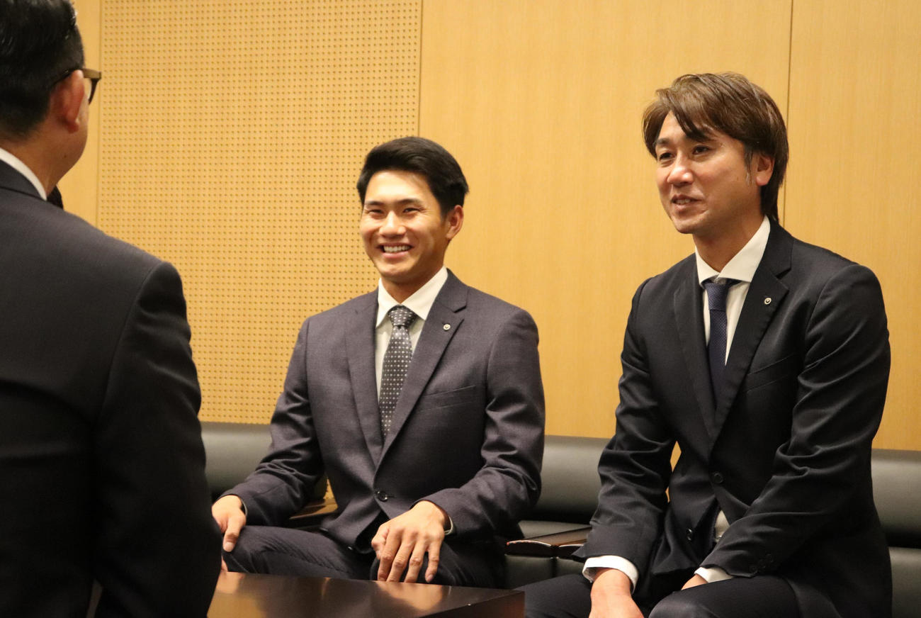 指名あいさつを受けた、DeNA5位のNTT西日本・成瀬と同社の河本監督（撮影・中島麗）