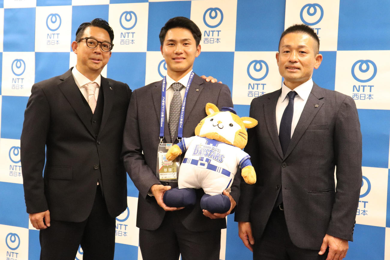 DeNAの八馬アマスカウティングディレクターと藤田担当スカウトに指名あいさつを受けた、ドラフト5位のNTT西日本・成瀬（撮影・中島麗）