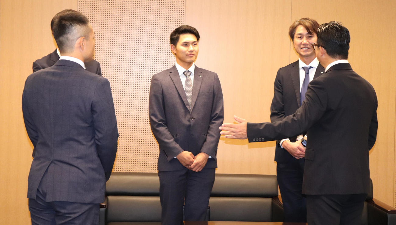 指名あいさつを受けた、DeNA5位のNTT西日本・成瀬と同社の河本監督（撮影・中島麗）
